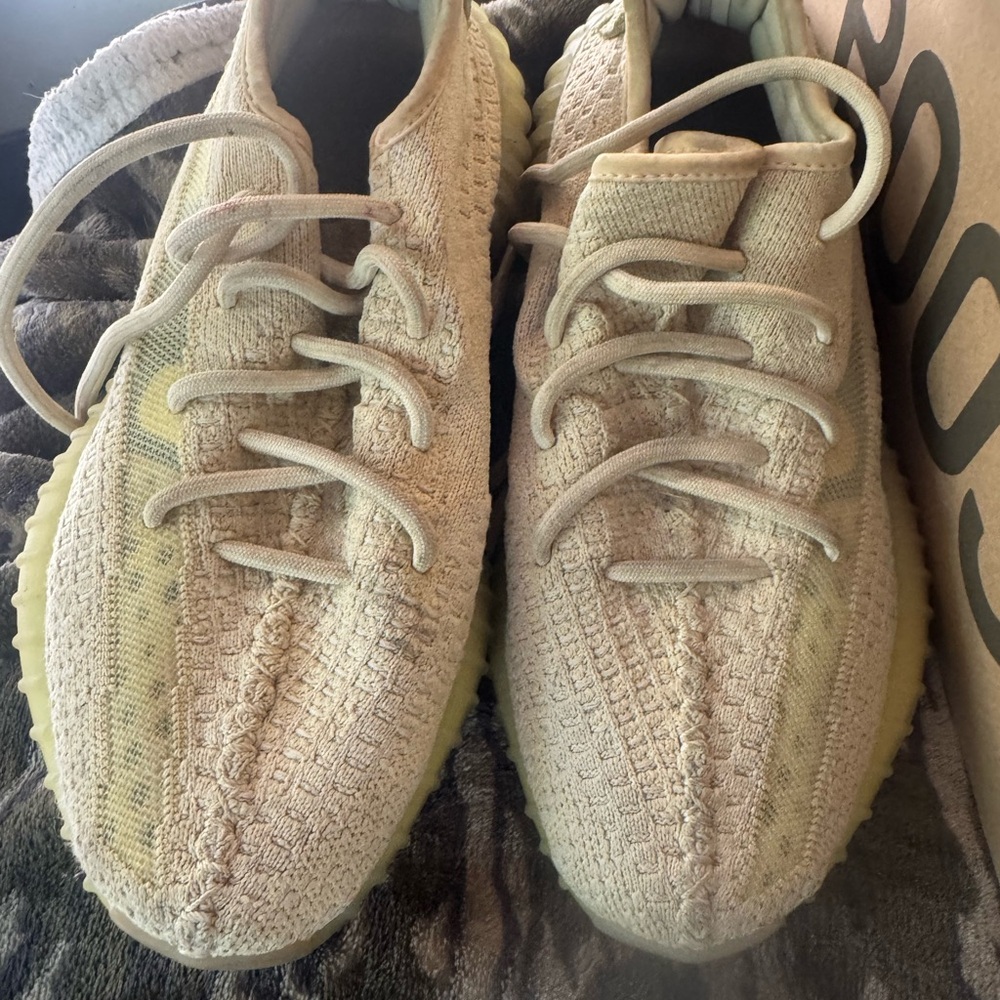 adidas Yeezy Boost 350 V2 shoe & Box good condition size 6.5 men / 8 wmns